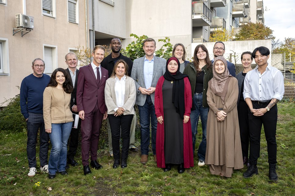 Anlässlich der Weitergabe des Preisgelds trafen sich v.l.n.r.: Klaus Lutz, Derya Yildirim, Dr. Martin Bauer-Stiasny, Markus Lang, Akim Gubara, Fatima Hourch, Oberbürgermeister Marcus König, Jehad Saif, Sozialreferentin Elisabeth Ries, Valeria Krauter, Thomas Kießlich, Hatice Tas, Kora Maresch-Kern, Long Au Duy; Bildrechte: Rudi Ott. Übergabe_groß